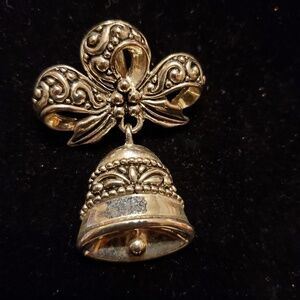 📌 Silver Bell Brooch